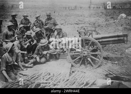 British &amp; cannone catturato, 10 giugno 1917. Soldati britannici con un cannone tedesco catturato (7,7 cm FK 96 n.A.) vicino a Wytschaete, Belgio, durante la battaglia di Messines durante la prima guerra mondiale, il 10 giugno 1917. Foto Stock