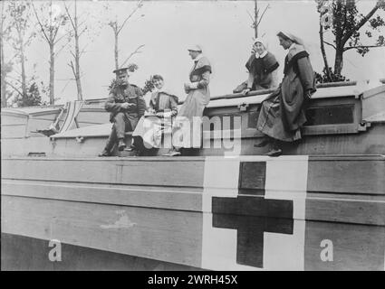 Infermieri britannici su chiatta dell'ospedale, 19 giugno 1917. Infermiera dello staff della Queen Alexandra's Imperial Military Nursing Service Reserve (QAIMNSR), sorelle del servizio infermieristico della forza territoriale (TFNS) e un sergente del Royal Army Medical Corps (RAMC) a bordo di una chiatta ospedaliera, Peronne, Francia, 22 giugno 1917 durante la prima guerra mondiale Foto Stock