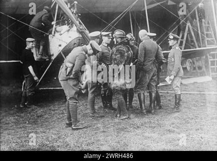 Aviatore ufficiale della Germania, dicembre 1914 (data creata o pubblicata successivamente). Ufficiali tedeschi con aviatore e aereo durante la prima guerra mondiale Foto Stock