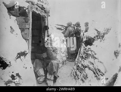 I russi combattono in Francia, tra il 1915 e il 1918. Soldati russi vicino a un dugout nella neve in Francia durante la prima guerra mondiale Foto Stock