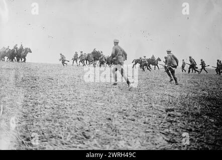 Cavalleria britannica dopo l'attacco al nemico, 21 aprile 1917. Surrey Yeomanry (reggimento della Regina Maria) truppe dopo un attacco vicino a Vermand, in Francia durante la prima guerra mondiale Foto Stock