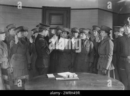 Colonnello J.H. Wells Swearing in Woman motorist, 29 maggio 1917. Le donne nel corpo motorio della National League of Women's Service prestarono giuramento di fedeltà al 71st Regiment Armory, New York City il 29 maggio 1917 durante la prima guerra mondiale L'amministratore del giuramento è probabilmente il maggiore Connell, piuttosto che il colonnello J.H. Wells, come indicato nella didascalia. Foto Stock