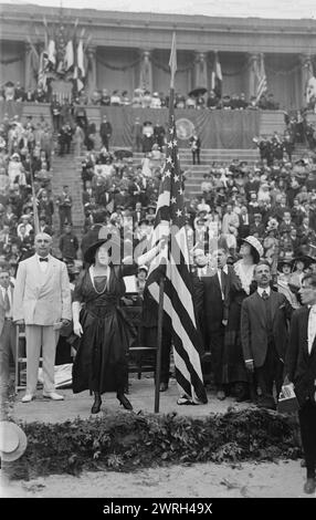 Frances Alda canta Star Spangled Banner, 25 giugno 1917 (data creata o pubblicata più tardi). La cantante d'opera soprano Frances Alda (1879-1952) si esibisce in una cerimonia in onore del Principe di Udine, leader della Commissione di Guerra Italiana negli Stati Uniti durante la prima guerra mondiale La cerimonia si è tenuta al Lewisohn Stadium presso il College of the City di New York, il 23 giugno 1917. Foto Stock