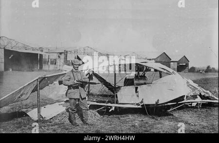 La guardia tedesca naufragò l'aereo, tra il 1914 e il 1915. Un soldato tedesco a guardia del relitto di un aereo durante la prima guerra mondiale Foto Stock