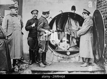 Doberitz, abbigliamento disinfettante, tra c1910 e c1915. Soldati che disinfettano abbigliamento in un campo di prigionia a Do&#xa8;beritz (ora Dallgow-do&#xa8;beritz), Germania durante la prima guerra mondiale Foto Stock