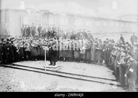 Germania, prigionieri francesi che cantano, tra il 1914 e il 1915. Prigionieri francesi che cantano in gruppo fuori dagli edifici, forse al campo di prigionia di Zossen, Wu&#xa8;nsdorf, Zossen, Germania, durante la prima guerra mondiale Foto Stock