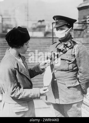 Respiratore per soldati britannici, tra il 1914 e il 1915. Un soldato britannico che indossa una maschera facciale per proteggersi dal gas velenoso, in piedi con una donna che regge un'altra maschera, durante la prima guerra mondiale Foto Stock