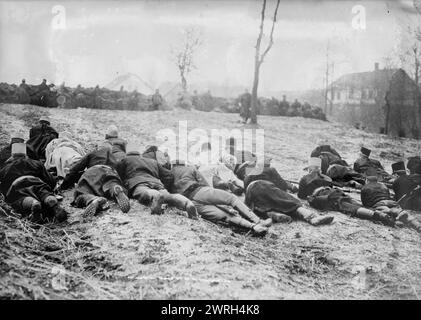 Austriaci nella trincea russa catturata, Galizia, 29 giugno 1915 (data creata o pubblicata successivamente). Soldati austriaci in una trincea in Galizia (Europa orientale) durante la prima guerra mondiale Foto Stock