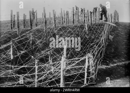 Tedeschi che fissano grovigli di filo spinato, tra c1914 e c1915. Soldati tedeschi che riparano un intrappolamento di filo spinato durante la prima guerra mondiale Foto Stock