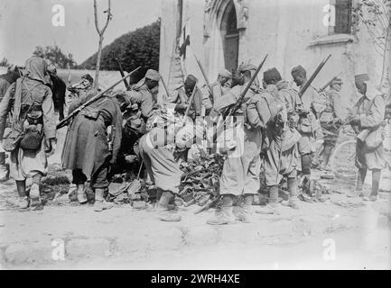 Turcos che esamina il bottino di guerra a Neufmentiers, 1914. Tirailleurs algerini (soldati di fanteria) a Chauconin-Neufmontiers, Francia durante la prima guerra mondiale Foto Stock