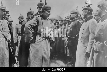 Kaiser sul campo, tra il 1914 e il c1915. Kaiser Guglielmo II (1859-1941), l'ultimo imperatore tedesco e re di Prussia, con truppe durante la prima guerra mondiale Foto Stock