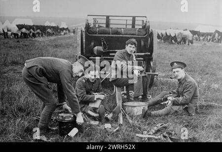 Reclute, Aldershot, tra il 1914 e il 1915. Soldati britannici al campo dell'esercito di Aldershot in Inghilterra durante la prima guerra mondiale Foto Stock