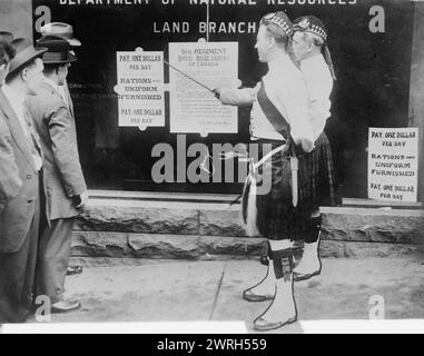 Recruiting, Montreal, 1914 (data creata o pubblicata successivamente). Soldati in piedi davanti ad una finestra che mostra un manifesto di reclutamento per il 5th Regiment Royal Highlanders of Canada, durante la prima guerra mondiale Foto Stock