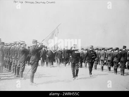 Ufficiali francesi che salutavano i colori, tra il c1914 e il c1915. Probabilmente mostra il generale Ferdinand Foch (1851-1929), che prestò servizio nell'esercito francese durante la prima guerra mondiale Foto Stock