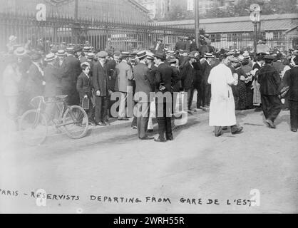 Parigi, riservisti in partenza dalla Gare de l'Est, tra la c1914 e la c1915. Folla di riservisti alla Gare de Paris-Est (stazione ferroviaria), Parigi durante l'inizio della prima guerra mondiale Foto Stock