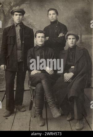 I primi laureati della scuola professionale di Berdsk, 1926-1929. Da una collezione di 153 fotografie e documenti tratti dagli archivi personali di persone che vivevano nella città di Berdsk tra la fine del XIX e l'inizio del XX secolo. La collezione offre scorci sulla vita quotidiana, sull'atmosfera e sulle attività di Berdsk, un importante centro di lavorazione del grano a quel tempo. Le fotografie mostrano gruppi di studenti e insegnanti, mulini locali, persone che lavorano nell'agricoltura e nell'industria, soldati, bambini e giovani. La maggior parte sembra risalire all'inizio dell'era sovietica. I documenti comprendono i biglietti, Foto Stock