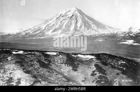 Vulcano Koryaksky, 1922-1923. Da un album di 296 opere che offrono uno scorcio della vita nell'estremo nord-est russo nel primo terzo del XX secolo. Include scene naturali della Kamchatka, vedute di Petropavlovsk e di altri centri abitati, e immagini dei popoli indigeni della Kamchatka e dei territori limitrofi; le loro occupazioni e la loro cultura materiale. Museo regionale unificato di Kamchatka Foto Stock