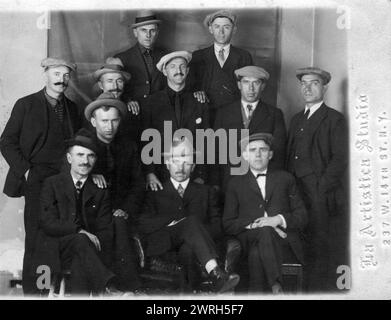 Coloni dalla Jugoslavia prima di andare in Russia, 1922. La colonia industriale autonoma "Kuzbass" fu creata nel 1921. Fu organizzata da lavoratori americani, che si assunsero l'obbligo di invitare dagli Stati Uniti e dall'Europa occidentale circa ottomila lavoratori qualificati e specialisti per industrializzare il Kuzbass. Il governo sovietico consegnò ai coloni un certo numero di pozzi minerari di Kemerovo e una cokeria incompiuta. Per reclutare volontari per lavorare in Siberia, fu aperto un "Kuzbass Bureau" nel mezzo di New York, e un bollettino informativo cominciò ad essere Foto Stock