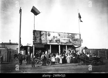 Circo scozzese a Krasnoiarsk, 1916. Da una collezione che comprende più di quattrocento fotografie della vita quotidiana nella provincia di Yenisei nel tardo periodo zarista. Le fotografie includono contadini, cosacchi e funzionari di alto rango. Museo di storia regionale e Folklife di Krasnoiarsk Foto Stock