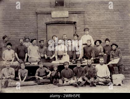 Lavoratori dell'officina di laminazione V.U. Baraboshkina, 1915. Da una collezione di 153 fotografie e documenti che mostrano gruppi di studenti e insegnanti, mulini locali, persone che lavorano nell'agricoltura e nell'industria, soldati, bambini e giovani. La maggior parte sembra risalire all'inizio dell'era sovietica. I documenti includono biglietti, tessere, tessere associative e altri articoli relativi all'agricoltura, al commercio, all'artigianato, all'estrazione mineraria e così via. Berdsk si trova nell'Oblast' di Novosibirsk, nella Russia centrale, lungo il bacino idrico di Novosibirsk, appena a sud della citta' di Novosibirsk. Fondata all'inizio del XVIII secolo come Foto Stock