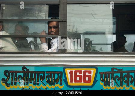 NUOVA DELHI, INDIA - 30 ottobre 2006: Persone non identificate nell'autobus indiano di nuova Delhi, India. Foto Stock