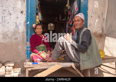 KATHMANDU, NEPAL - 6 NOVEMBRE 2006: Donna anziana e uomo seduti intrecciano il loro negozio nella valle di Kathmandu, Nepal. Foto Stock