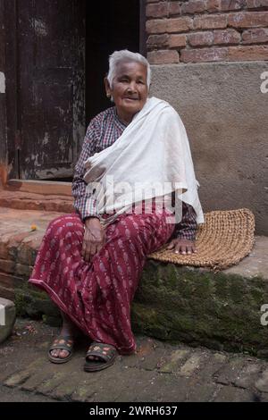 KATHMANDU, NEPAL, 06 NOVEMBRE 2006: Donne non identificate nella strada di Kathmandu, Nepal. Foto Stock