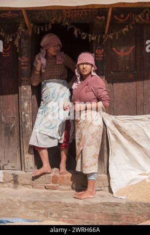 KATHMANDU, NEPAL, 6 NOVEMBRE 2006: Un gruppo di donne a Kathmandu che tolgono e lavorano nella strada di Kathmandu, Nepal Foto Stock