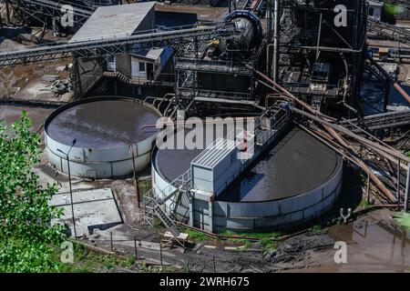 Bacino di galleggiamento rotondo presso l'impianto di medicazione del minerale, vista aerea. Foto Stock