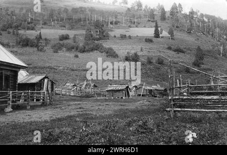 Strutture agricole nell'Ulus Kumys e un campo arato sulla pendenza, 1913. Da una collezione di 109 fotografie scattate durante una spedizione topografica del 1913 nella Shoria di Gornaia nella regione dell'Altai e un'altra spedizione topografica nella regione di Mrasskii, nel distretto di Kuznetskii (parte centrale della Shoria di Gornaia). Le fotografie riflettono sia le attività di spedizione che la vita delle persone in questa regione. Museo statale di studi regionali di Altai Foto Stock