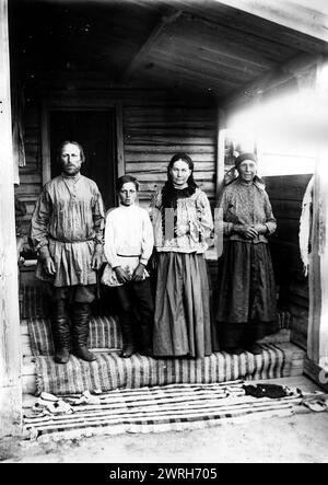 Una famiglia contadina del villaggio di Lovatskaya, distretto di Kansky, 1905. Questa collezione comprende più di quattrocento fotografie della vita quotidiana nella provincia di Yenisei nel tardo periodo zarista. Le fotografie includono contadini, cosacchi e funzionari di alto rango. Museo di storia regionale e Folklife di Krasnoiarsk Foto Stock