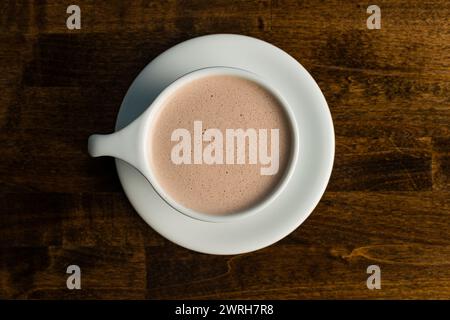 Chai latte in una tazza bianca Foto Stock