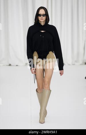 Parigi, Francia. 27 febbraio 2024. Una modella cammina sulla passerella della sfilata Ester Manas durante la sfilata di moda Autunno Inverno 2024 alla Paris Fashion Week a Parigi il 27 2024 febbraio. (Foto di Jonas Gustavsson/Sipa USA) credito: SIPA USA/Alamy Live News Foto Stock