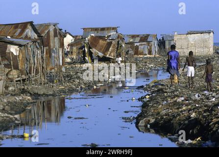 18 maggio 1994; Port -au-Prince, Haiti-la baraccopoli di Port-au-Prince conosciuta come Cité Soleil (città del sole) dove non esistono acqua corrente o fognature. La Cité S senza legge Foto Stock