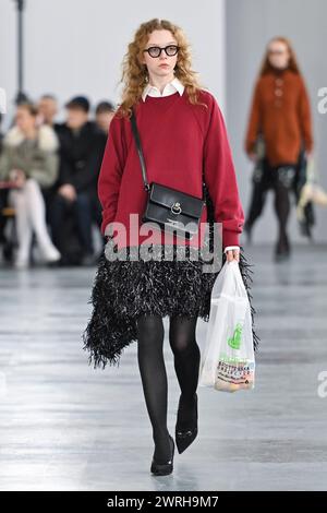 Parigi, Francia. 28 febbraio 2024. Una modella cammina sulla passerella alla sfilata di moda Undercover durante la sfilata di moda delle collezioni Autunno Inverno 2024 alla Paris Fashion Week a Parigi il 28 2024 febbraio. (Foto di Jonas Gustavsson/Sipa USA) credito: SIPA USA/Alamy Live News Foto Stock