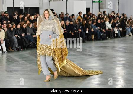 Parigi, Francia. 28 febbraio 2024. Una modella cammina sulla passerella alla sfilata di moda Undercover durante la sfilata di moda delle collezioni Autunno Inverno 2024 alla Paris Fashion Week a Parigi il 28 2024 febbraio. (Foto di Jonas Gustavsson/Sipa USA) credito: SIPA USA/Alamy Live News Foto Stock