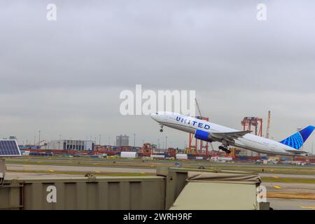 30 ottobre 2023 EWR Newark NJ US United Airlines aereo passeggeri decollo dalla pista dell'aeroporto Foto Stock