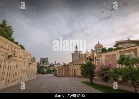 Complesso commemorativo di Islam Karimov durante il tramonto, Samarcanda, Uzbekistan. Spazio di copia per il testo, cielo spettacolare Foto Stock