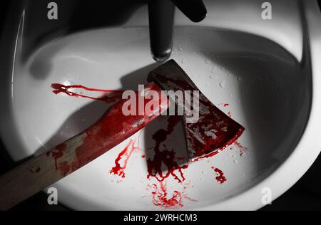 Ascia con sangue nel lavandino, sopra la vista Foto Stock