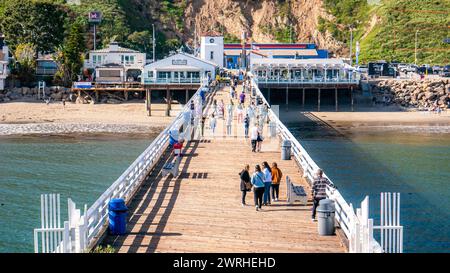 Malibu Pier, vista ad angolo alto. Molo di Malibu, California, in una soleggiata giornata estiva, con turisti che camminano sul lungomare lungo la costa. Foto Stock