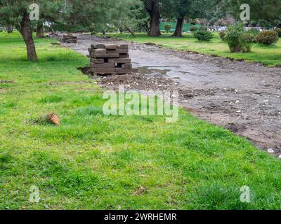 Riparazione delle comunicazioni nel parco. Costruzione di uno scarico per tempeste. Infrastrutture cittadine. Ristrutturazione del parco. Foto Stock