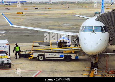 30 ottobre 2023 EWR Newark NJ US United Airlines controllo delle condizioni dell'aereo prima del volo, manutenzione dell'aeromobile in aeroporto Foto Stock