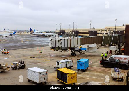 30 ottobre 2023 gli aeromobili EWR Newark NJ US United Airlines vengono controllati prima del volo, la manutenzione viene eseguita in aeroporto Foto Stock
