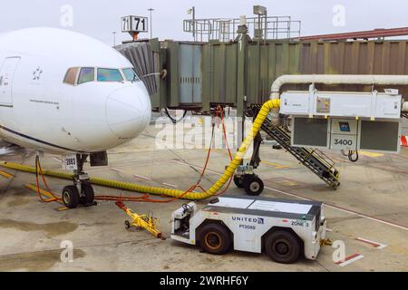 30 ottobre 2023 EWR Newark NJ US United Airlines rifornimento di carburante dell'aereo prima del volo, manutenzione degli aeromobili in aeroporto Foto Stock