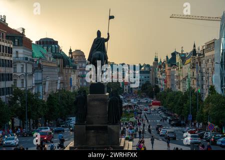 Vista della Statua di San Venceslao nel quartiere dello shopping di Piazza Venceslao, una zona trafficata nel centro della città il 13 agosto 2022 a Praga, C Foto Stock