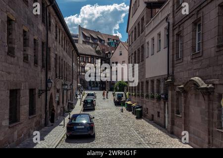 Questa è una strada della città vecchia con architettura tradizionale nel centro della città il 15 agosto 2022 a Norimberga, Germania Foto Stock