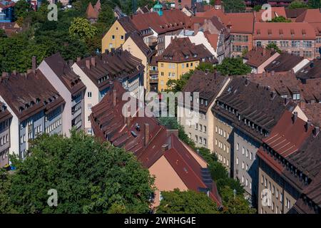 Questa è una vista delle case e degli edifici tradizionali tedeschi nella zona della città vecchia di Norimberga il 15 agosto 2022 a Norimberga, Germania Foto Stock