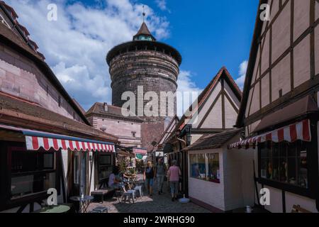 Questa è una vista dell'area del mercato Handwerkerhof e delle mura e del portone della città vecchia il 16 agosto 2022 a Norimberga Foto Stock