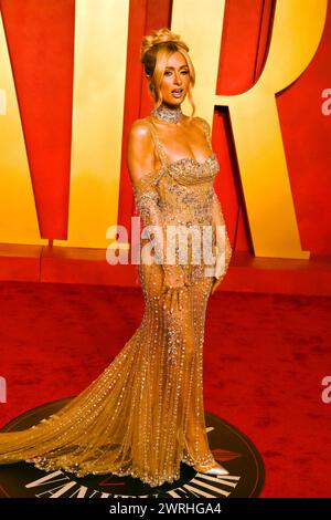 BEVERLY HILLS, CALIFORNIA - 10 MARZO: Paris Hilton partecipa al Vanity Fair Oscar Party del 2024 condotto da Radhika Jones al Wallis Annenberg Center for the Foto Stock