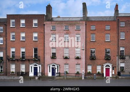 Fila di case cittadine in mattoni del XVIII secolo tipiche del centro di Dublino Foto Stock